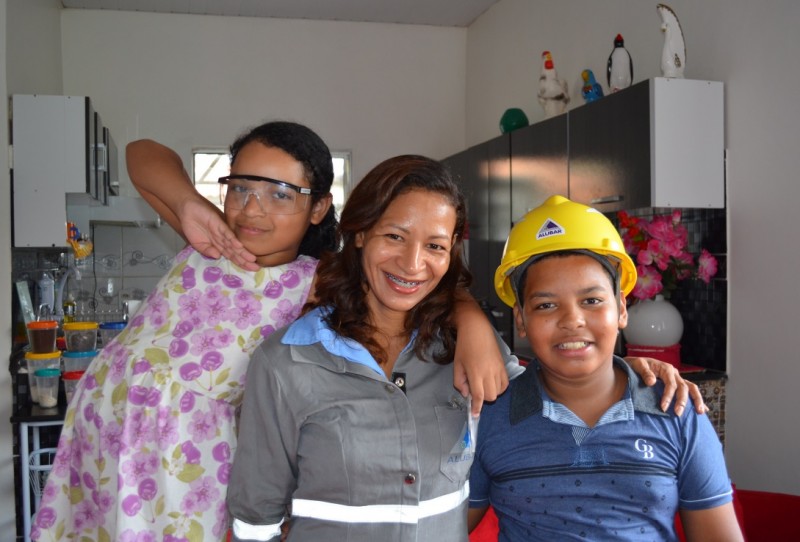 Cassandra Cavalheiro com os filhos Alan e Isabelly (foto: Alubar)