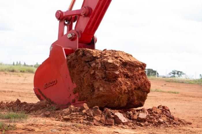 Quanto maior a caçamba, maior será a produção da escavadeira?