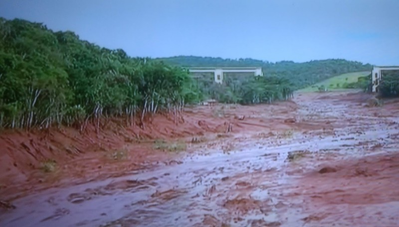 Mina Feijão após o rompimento da barragem (imagem: TV Record)
