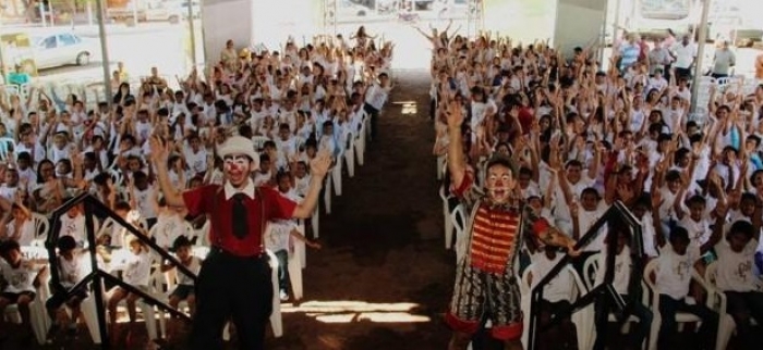 AngloGold Ashanti leva teatro, cinema e oficinas de reciclagem a Goiás e Minas Gerais