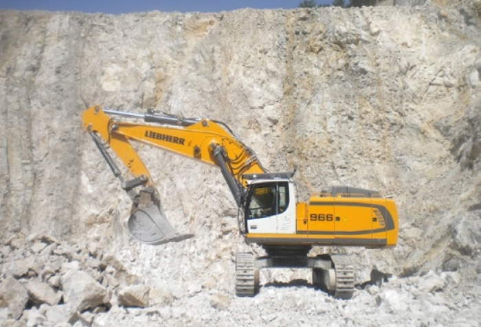 Liebherr lança duas máquinas produzidas no Brasil: escavadeira R 966 e a pá-carregadeira L 566
