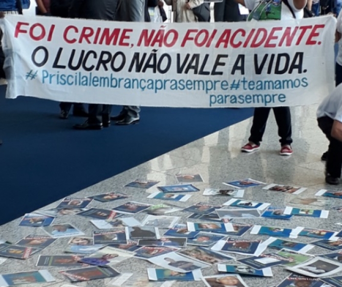Parentes de vítimas da barragem de Brumadinho protestam na Exposibram