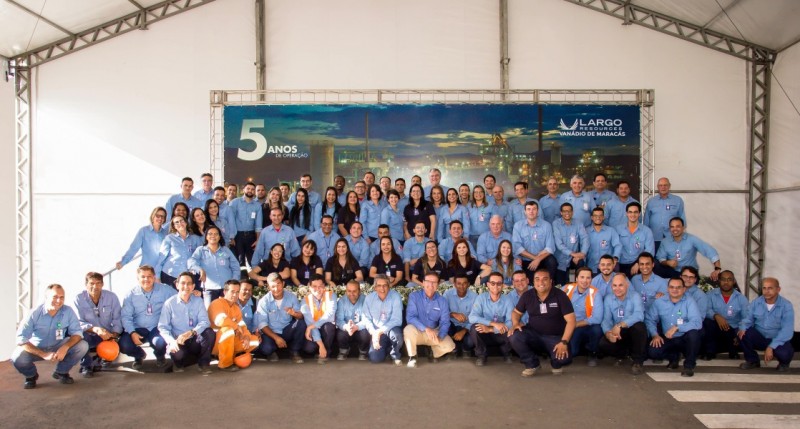 Parte da equipe da Largo Resources celebrando a expansão e os cinco anos do projeto (foto: Allan Christian