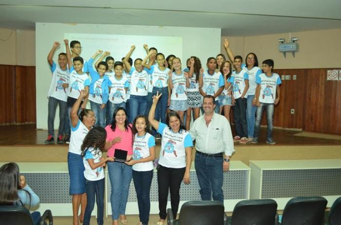Votorantim premia alunos em Niquelândia (GO)