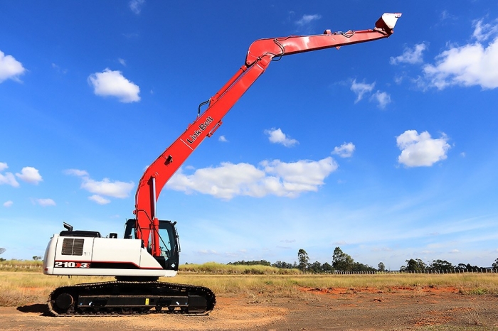 Link-Belt lança nova versão da escavadeira 210X3E, agora com braço para longo alcance