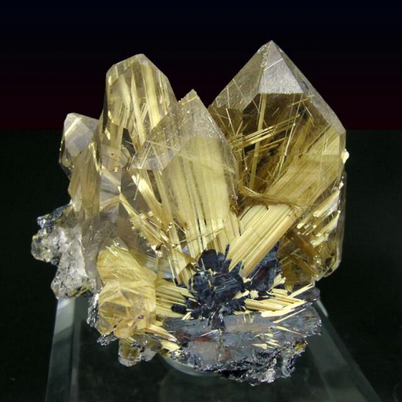 Cristal rutilado incrustrado em terras-raras  (foto: Mineradora Tabuleiro)