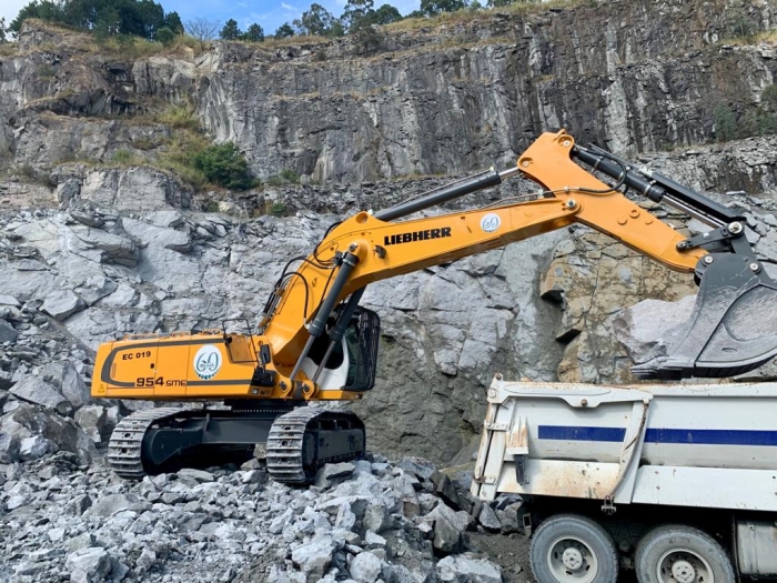 Riuma completa 60 anos e amplia frota com mais uma escavadeira Liebherr de 60 t 