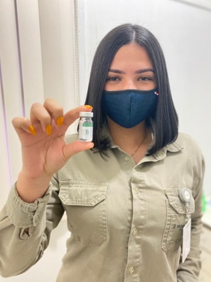 Mina Tucano realiza imunização contra a H1N1
