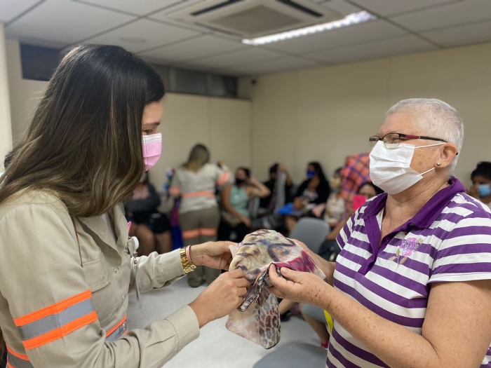Santa Luz doa 200 lenços a pacientes com câncer