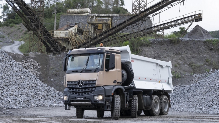 Mercedes-Benz oferece customização do Arocs para demandas das mineradoras