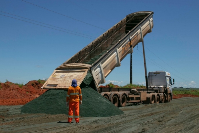 Anglo American fornece escória de ferroníquel como insumo para base de pavimento asfáltico