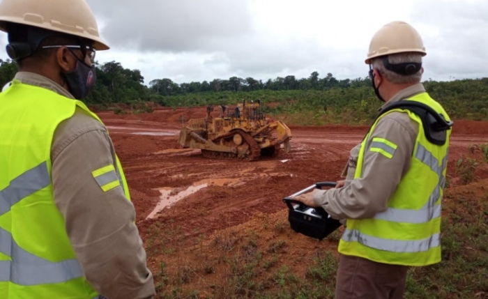 MRN implanta tecnologia de operação semiautônoma em tratores na lavra da bauxita