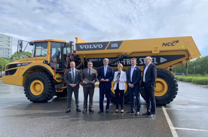 Volvo CE realiza primeira entrega de caminhão articulado feito com aço livre de fósseis