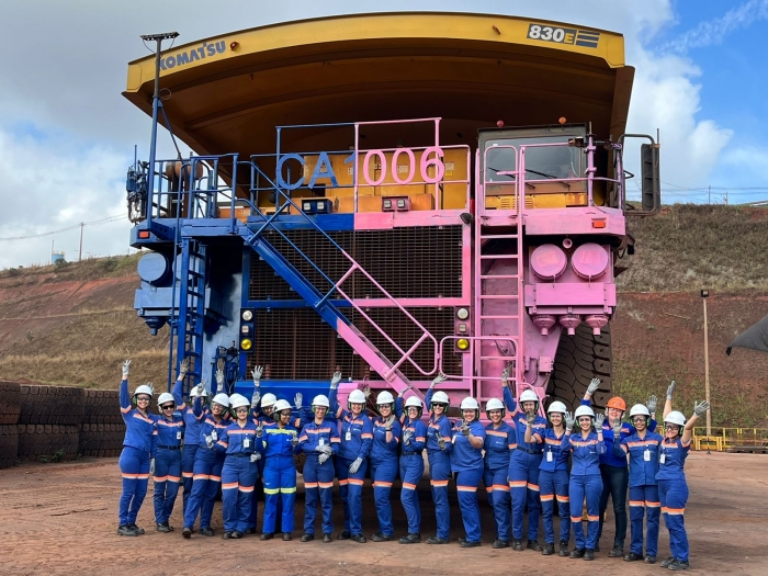 Pintura de caminhão da Anglo American chama atenção para o combate ao câncer de mama e de próstata