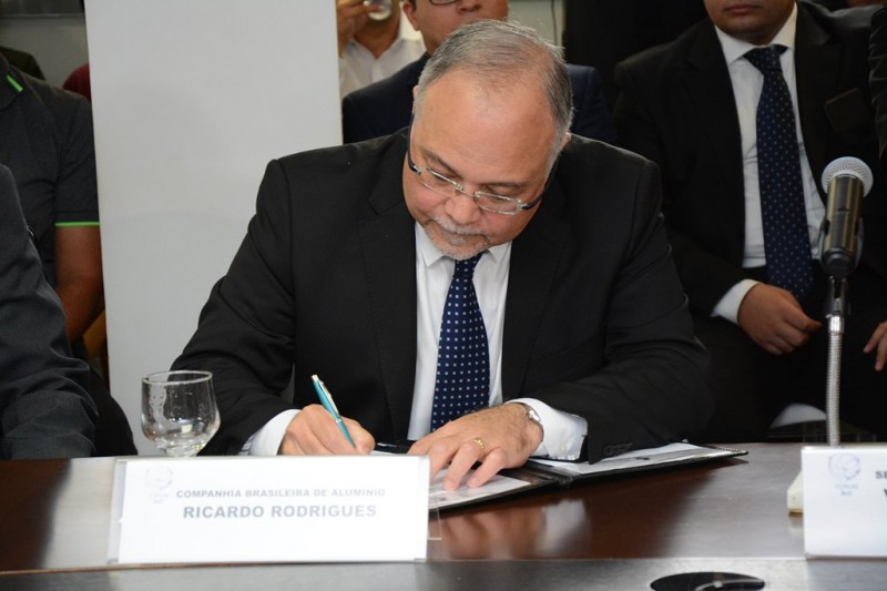 Ricardo Carvalho, diretor-presidente da CBA, assina protocolo de intenções (foto: Alex Malheiros)