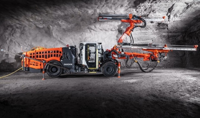 Novo jumbo Sandvik DD322i é compacto e tem braço duplo automatizado