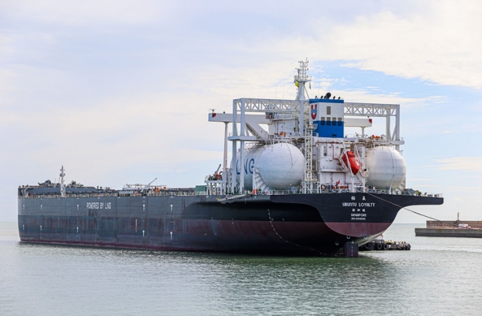 Navio da Anglo American utilizando GNL realiza viagem inaugural atracando em território brasileiro