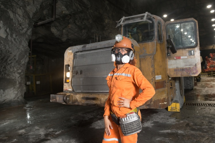 Mulheres de Ouro, da AngloGold Ashanti, estreia com 22 vagas para operadora de caminhão