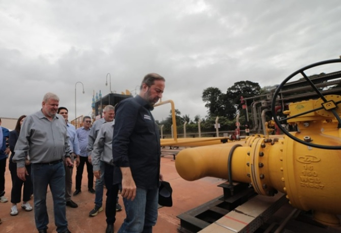 Ministro de Minas e Energia conhece projetos de mudança na matriz energética da Hydro Alunorte