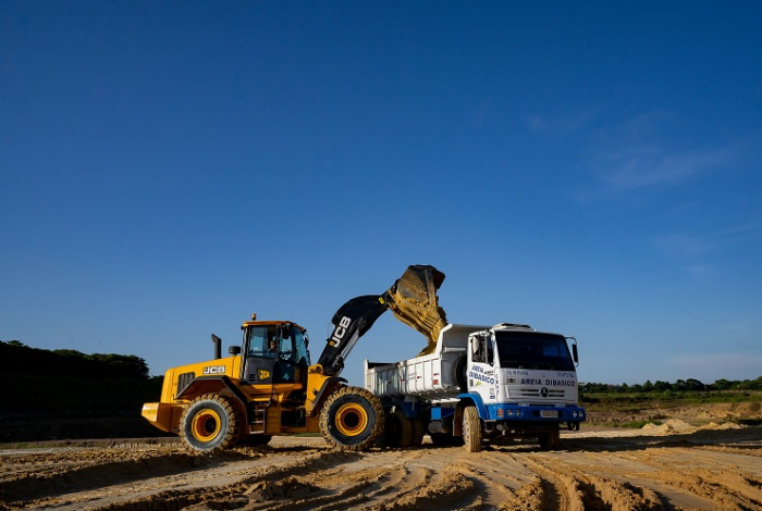 JCB lança Pá Carregadeira 455ZX com foco em construção civil e mineração