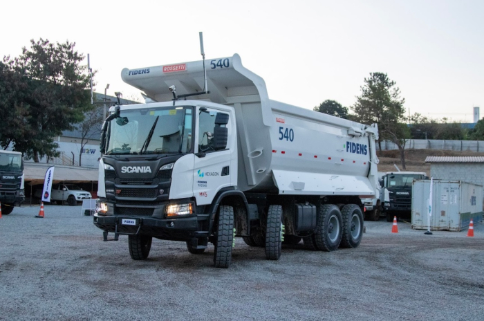 Caminhão teleoperado 8x4 desenvolvido pela Scania, Hexagon e Fidens com foco em áreas de risco