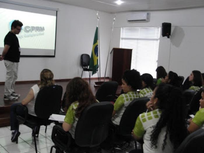 Alunos do Instituto Federal de Rondônia assistem palestra sobre estanho