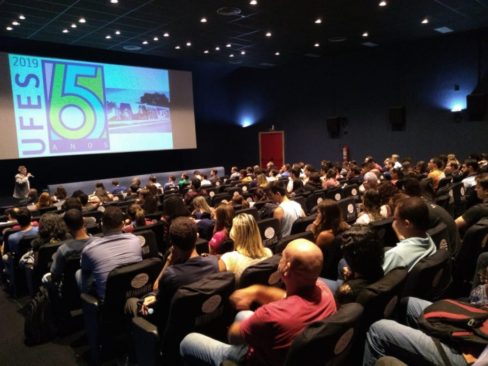 Diploma universitário x experiência prática: o que pesa mais?