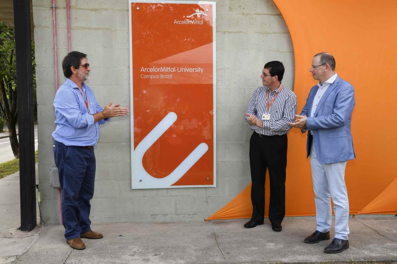 Benjamin Baptista Filho e Ricardo Garcia, presidente e vice-presidente de RH e TI da ArcelorMital Brasil, e Christian Standaert, gerente-geral da ArcelorMittal Uniniversity