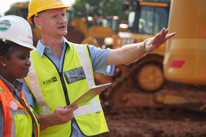 Caterpillar apresenta o Cat AI Assistant que permite a interação com os equipamentos de novas formas