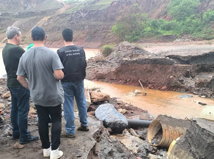 Extravasamento em leira de contenção de água na mina Fábrica, da Vale, afetou Congonhas (MG)