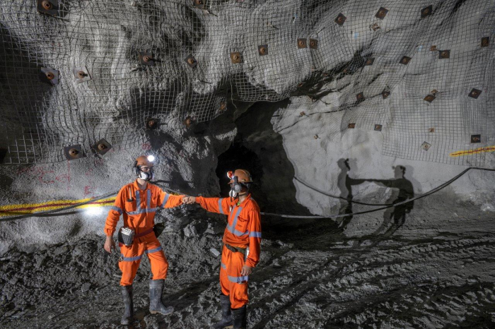 AngloGold Ashanti triplica fluxo de caixa livre e dobra EBITDA ajustado em 2025