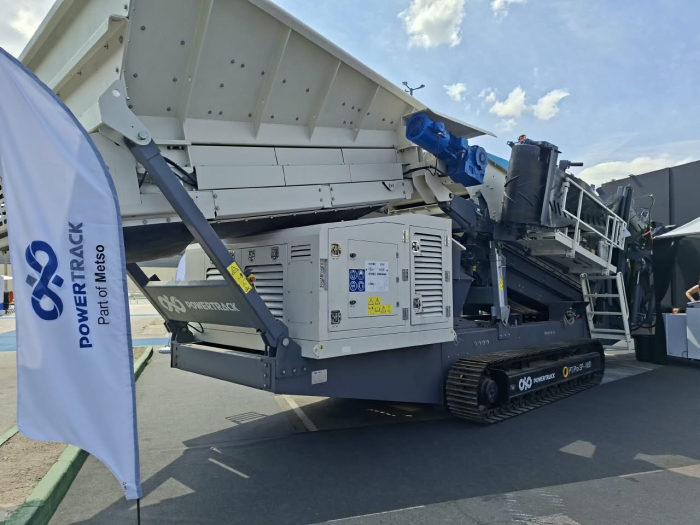 Empresa do grupo Metso lança britadores e peneiras móveis híbridos elétrico/diesel