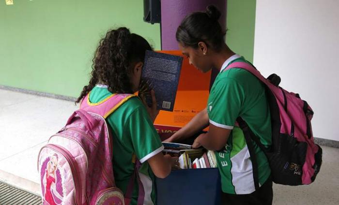 ArcelorMittal estimula hábito da leitura com minibibliotecas comunitárias