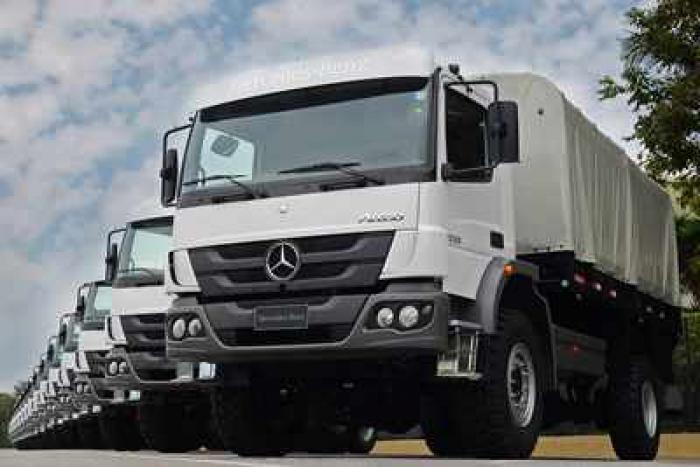 Mercedes-Benz exporta 26 caminhões para mineradora em Serra Leoa 
